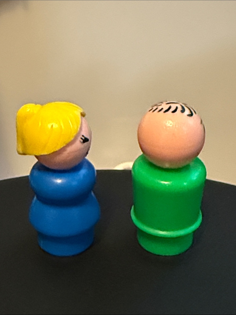 Vintage Fisher-Price Play Family Blue Mom & Green Dad Little People - Picture 4 of 5